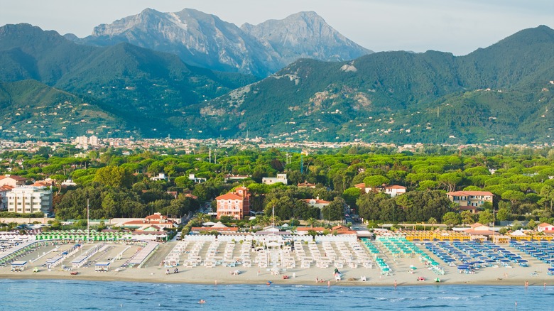 forte dei marmi beach mountains