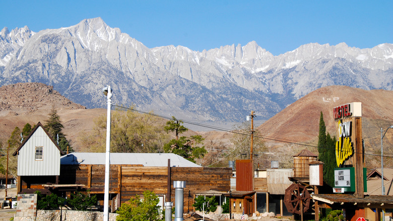 Lone Pine buildings Sierra Nevadas background