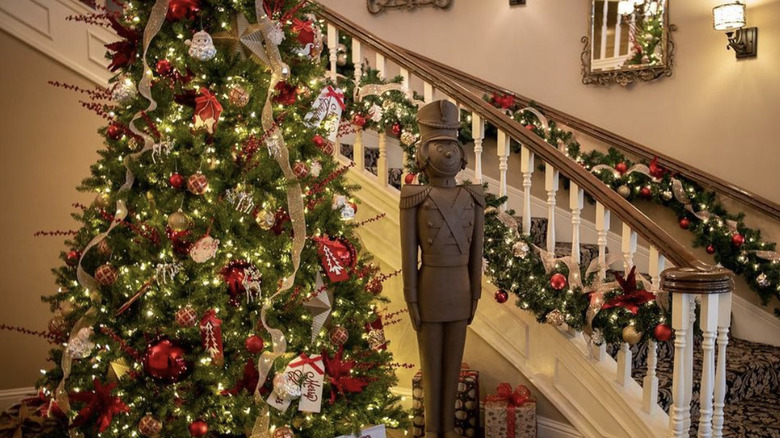 Apple Farm Inn festooned staircase