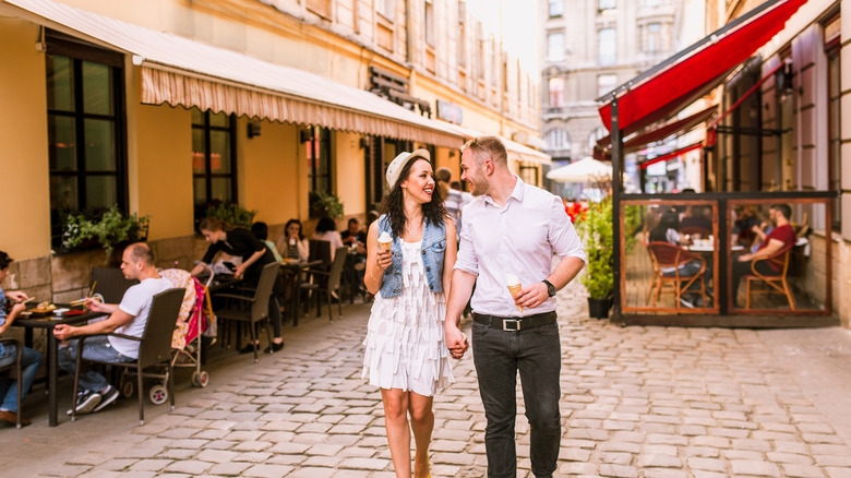 Couple eating gelato in Italy