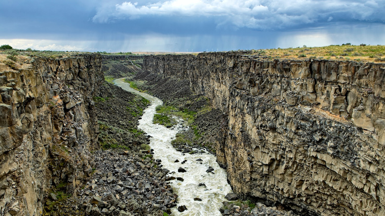 A Stunning Idaho Gorge: A Scenic Paradise with Volcanic Cliffs and Breathtaking Canyon Views