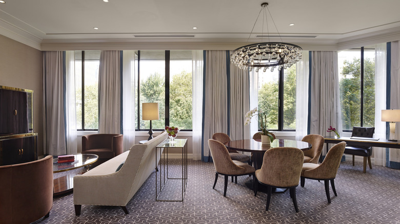 Philadelphia's Luxury Hotel Provides a Glamorous Experience with Elegant Suites Overlooking a Historic Park