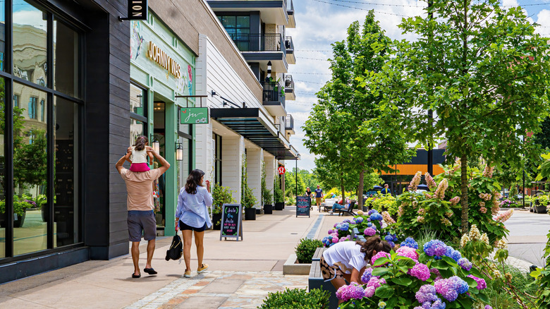 Just Outside Raleigh Lies a Hidden Gem: A North Carolina Town with Walkable Urban Spaces and Trendy Eateries