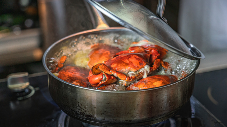 The Picturesque South Carolina Waterfront Boardwalk: Fresh Seafood Directly from Boat to Plate