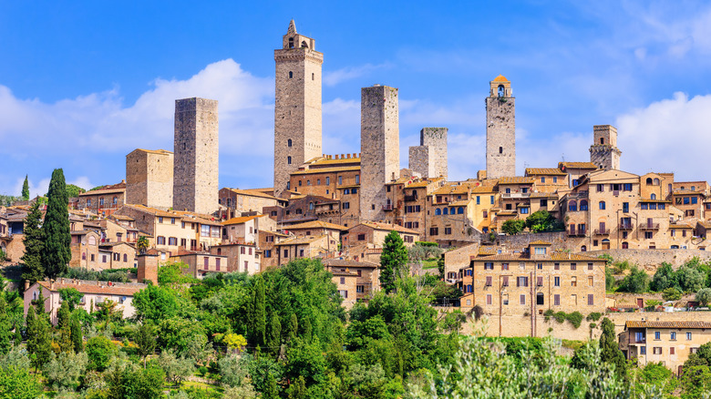 Rick Steves Describes an Italian Village as 'The Quintessential Tuscan Hill Town' Despite Its Tourist Trap Atmosphere