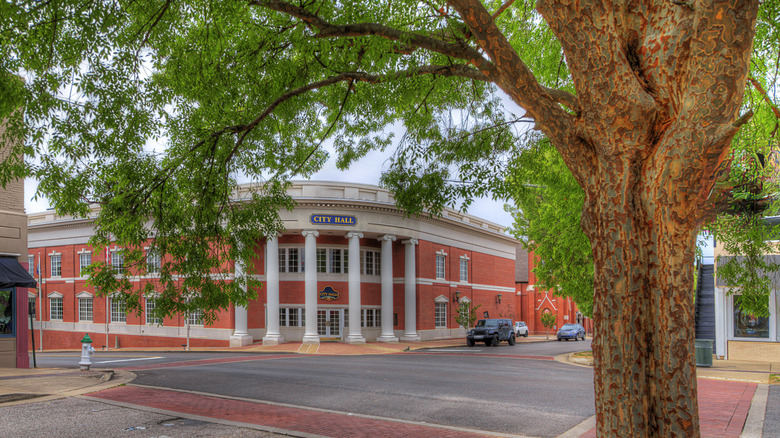 A Kentucky City, Often Celebrated as 'America's Friendliest Small Town,' Boasts Scenic Beauty and a Charming Downtown