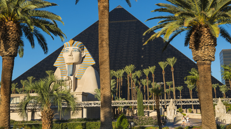 This Formerly Prestigious Resort Hotel Is Now Among the Most Disliked Properties on the Las Vegas Strip