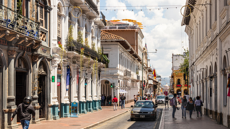 The "Athens of Ecuador": A Scenic, Tourist-Friendly City with White Walls Nestled in the Andes Mountains