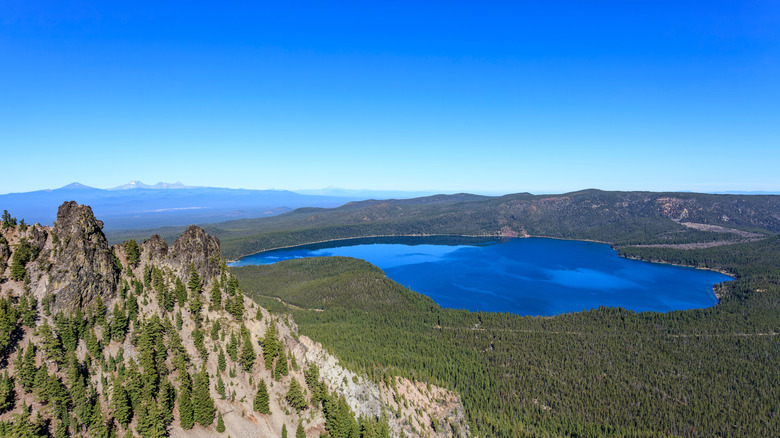 Discover the Crystalline Gem: A Hidden Lake in Oregon's Deschutes National Forest