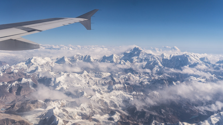 The World's Most Turbulent Flight Route Confronts the Intense Force of 'Mountain Waves'