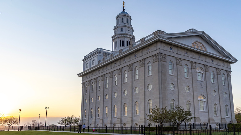Explore This Hidden Gem in Illinois: A Historic City with Horse-Drawn Wagons and Riverside Charm