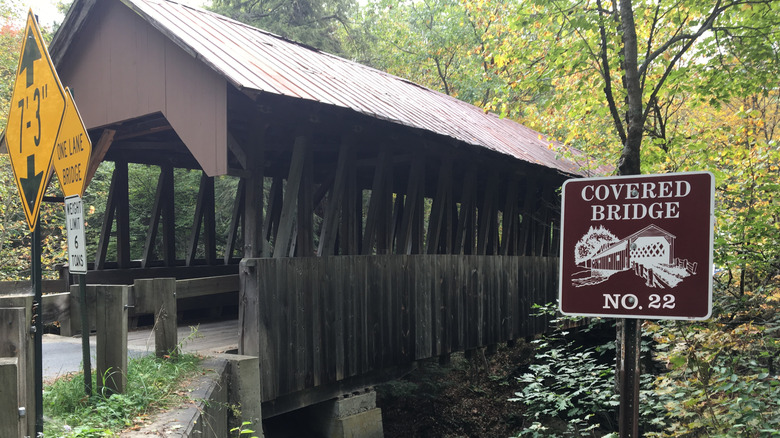 A Picturesque New England Town Encircled by Charming Covered Bridges Showcases Unrivaled Natural Beauty