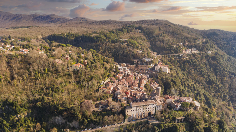 A Picturesque Italian Town with Strawberry Blooms and Ancient Ruins Just an Hour from Rome