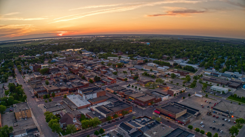 This South Dakota City, Embraced by Lakes, Combines Natural Beauty and Vibrant Culture in a Charming Small-Town Atmosphere