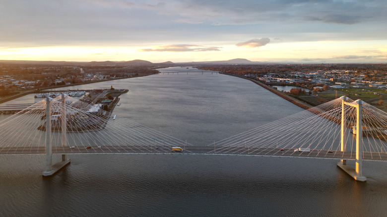 A Beautiful Island in the Columbia River Boasts a Scenic Promenade and Charming Waterfront Inn