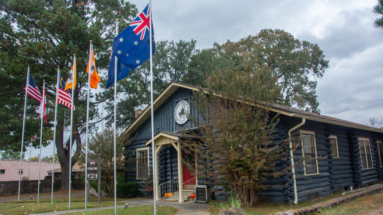 Discover This Hidden Arkansas Gem for Spooky Folklore and Unforgettable Southern Comfort Food