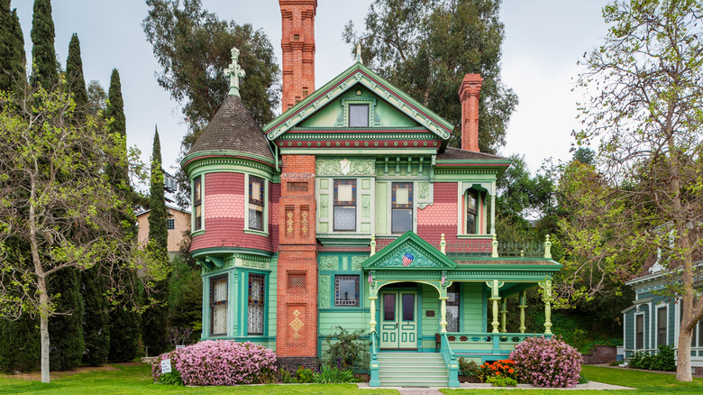 This Los Angeles Neighborhood, Filled with Bungalows, Offers Art, Live Music, and Mid-Century Charm