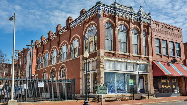 Oklahoma's Trendy Hidden Gem: A City Offering Art and Exquisite Dining in Its Chic Downtown