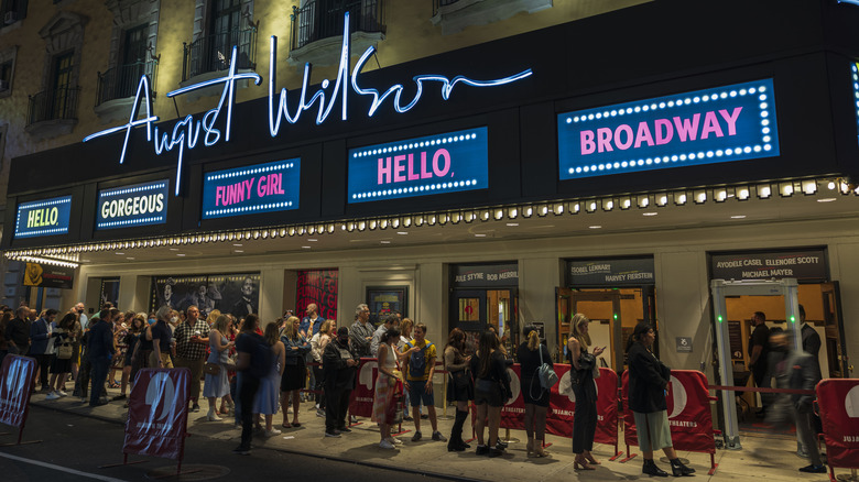 Essential Etiquette Guidelines to Follow When Attending a Broadway Show