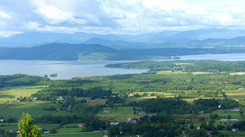 Charming Lakeside Town Near Burlington, Vermont: A Paradise for Hiking, Fruit-Picking, and Antiquing Enthusiasts