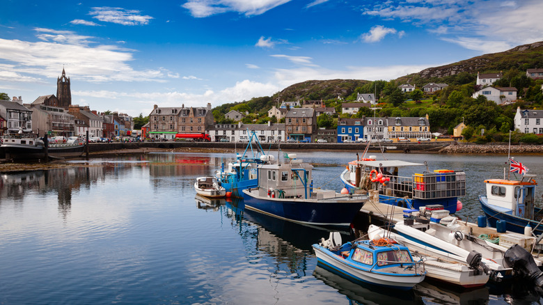 Charming Scottish Coastal Village Offers Waterfront Pubs, Shops, and Scenic Views