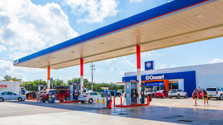 How to Avoid Tourist Scams at Gas Stations in Mexico That Could Ruin Your Trip