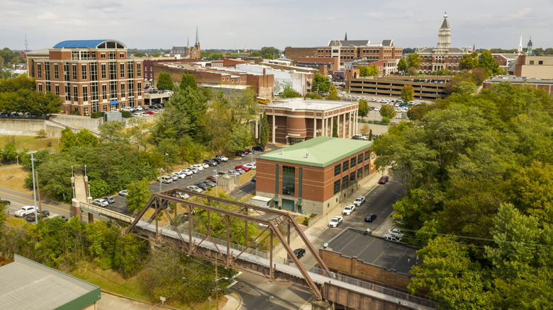 Explore a Vibrant Tennessee City Near Nashville: Where Arts, Unique Shops, and Nature Flourish Explore a Vibrant Tennessee City Near Nashville: Where Arts, Unique Shops, and Nature Flourish