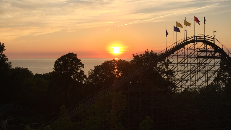 This Historic Amusement Park in the Great Lakes Offers Free Entry