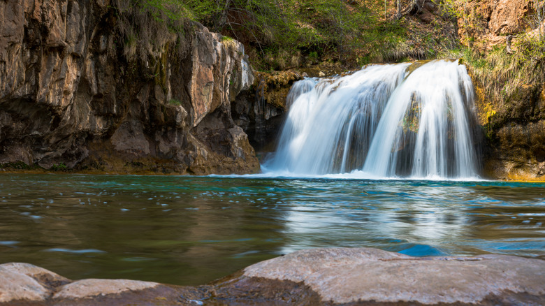 Arizona's Caribbean-Blue Swimming Oasis: The Ideal Escape with Invigorating Waterfalls and Serene Grottos