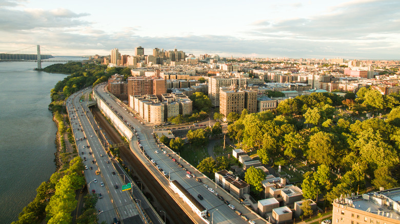 Discovering a Hidden Gem in New York City: Stunning Architecture, Vibrant Streets, and Delicious Cuisine
