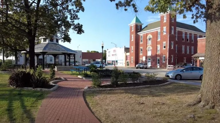 Arkansas' Unique City Flourishes in the Ozarks, Blending Southern Charm with Enchanting Cave Lakes