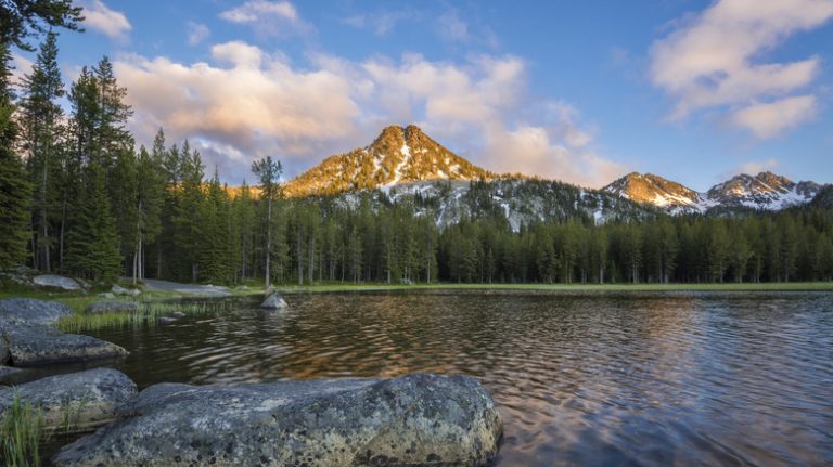 Discover Oregon's Hidden Gem: A Stunning Outdoor Playground with Breathtaking Alpine Lakes