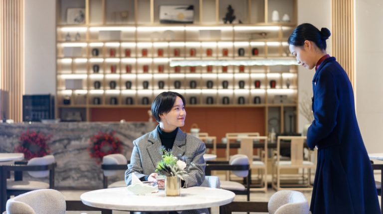This Common Japanese Method for Getting a Waiter's Attention Might Seem Rude in America