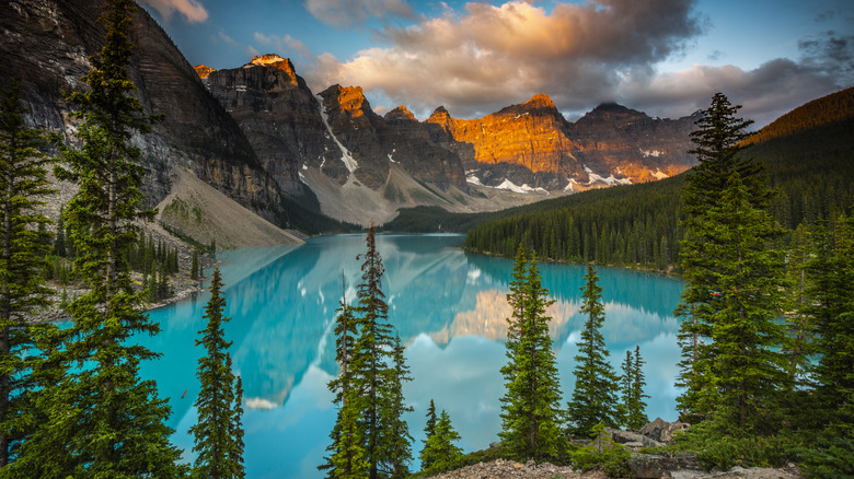 Discover a Picturesque Valley with Stunning Peaks and Vibrant Waters in Canada's Banff National Park