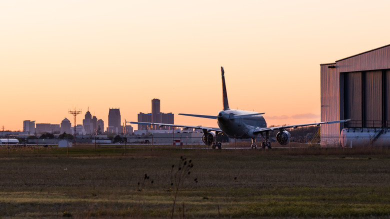 Michigan's Hidden Gem Near Detroit Airport Boasts Diverse Cuisine and a Cozy Ambiance