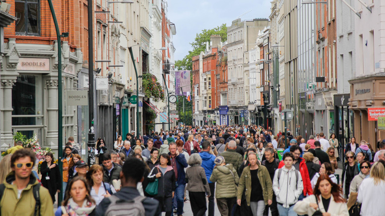 Will Wearing Graphic Tees Instantly Identify You as an American Tourist in Europe?