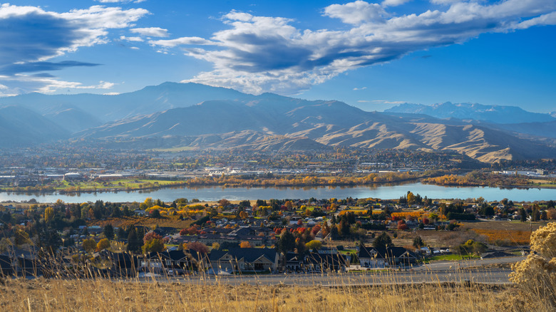 The "Apple Capital of the World": A Lively Washington City Brimming with Orchards, Wineries, and Wildflowers