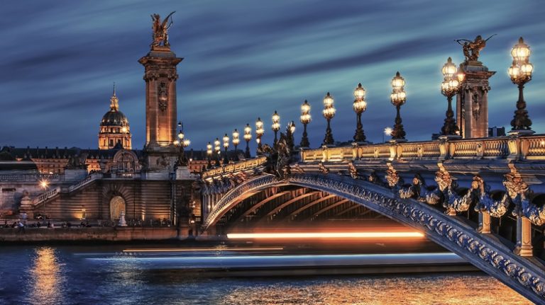 Rick Steves Recommends the Best Night of the Week to Explore Paris