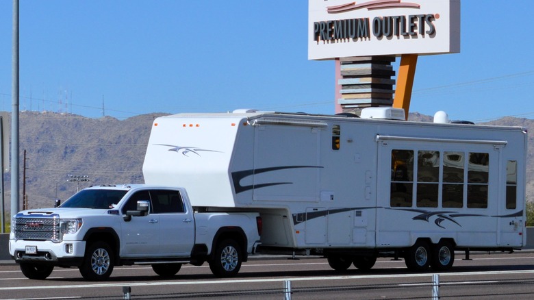 Fifth Wheel or Travel Trailer: How to Choose the Perfect Towable RV for Your Needs