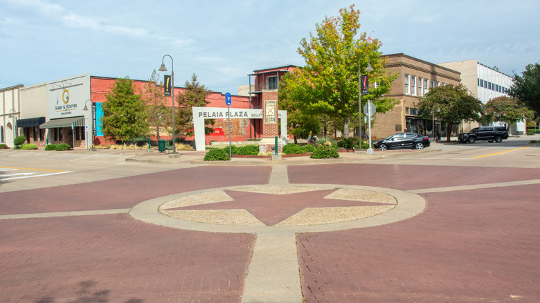 East Texas' Historic, Artsy City: A Regional Hub for Fun with Unique Attractions and Cuisine