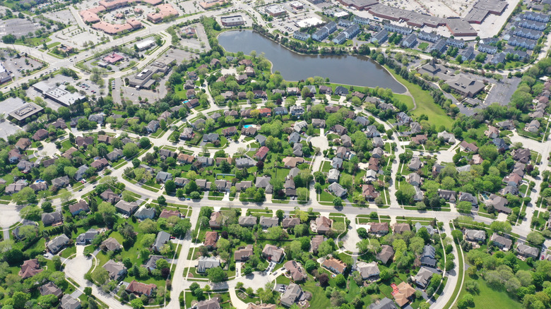 This Charming Chicago Suburb, Rich with Parks, Trails, and Shops, is an Illinois Gem Experiencing an Urban Revival