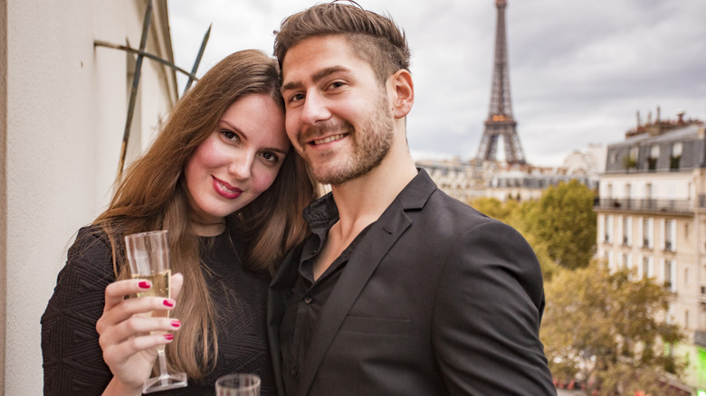Breaking This French Social Etiquette Rule Is a Major Dinner Party Faux Pas