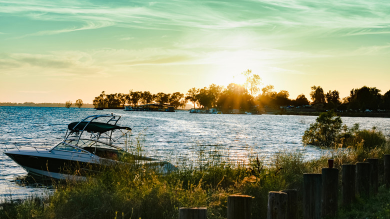 Tucked Away in California: A Sunlit Lake with Expansive Campsites and Breathtaking Sunsets