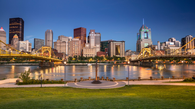 Discover Pennsylvania's Tranquil Inner-City Walking Trail: A Pittsburgh Gem Along Riverbanks, Bridges, and Urban Landscapes