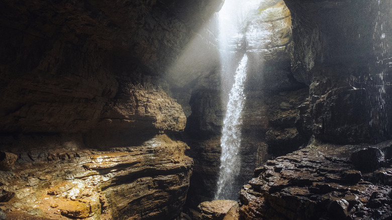 Explore Alabama's Otherworldly Gem: A Highly Photographed Cave with a Grand Walk-In Entrance in the Southeast