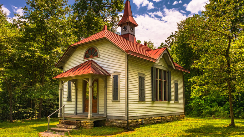 Victorian-Era English Village in Tennessee Boasts British Flair, Unique Festivals, and Timeless Charm