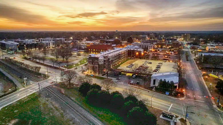 South Carolina's Charming Town Near Charlotte: A Shopping Haven with Classic Aesthetics and Artistic Flair