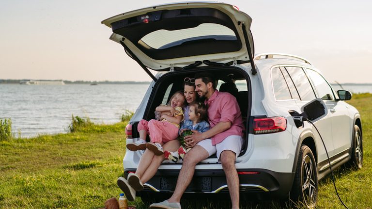 Traditional vs. Electronic Entertainment: Choosing the Best for Your Family Road Trip