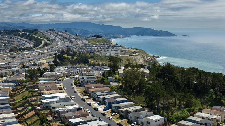 Nestled in San Francisco's Shadows Lies an Underrated Coastal City Brimming with Beaches, Shops, and Parks