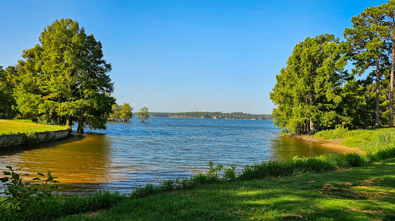 The Largest Man-Made Lake in the American South: A Majestic Reservoir Spanning Texas and Louisiana